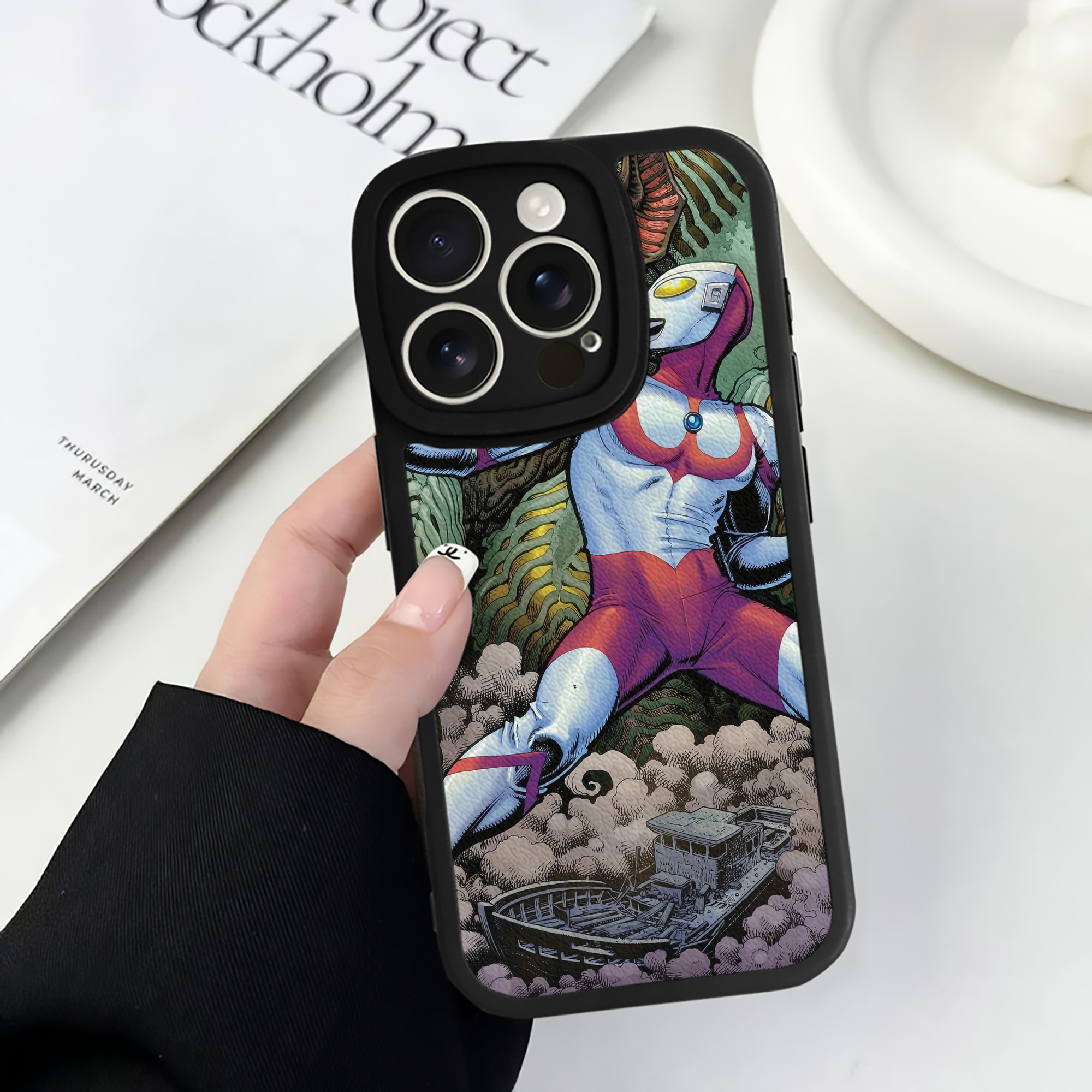 （画像用） ウルトラマン Ultraman 【iPhone 16シリーズ対応】シリコンスマホケース（レザー調） 材質：シリコン
